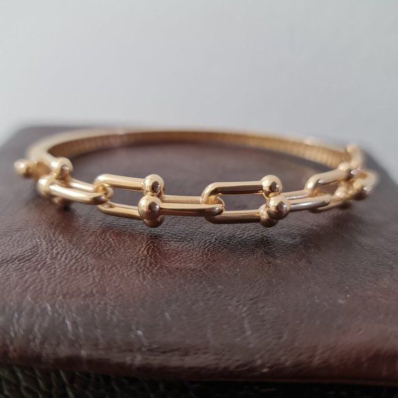 Jewelry - Beautiful bracelet bangle style